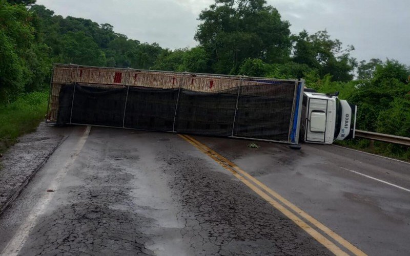 Carreta tombada na RS-470 na Serra