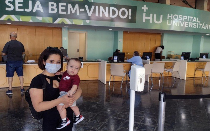 Bebê visita hospital de Canoas três meses após receber alta e emociona equipe médica