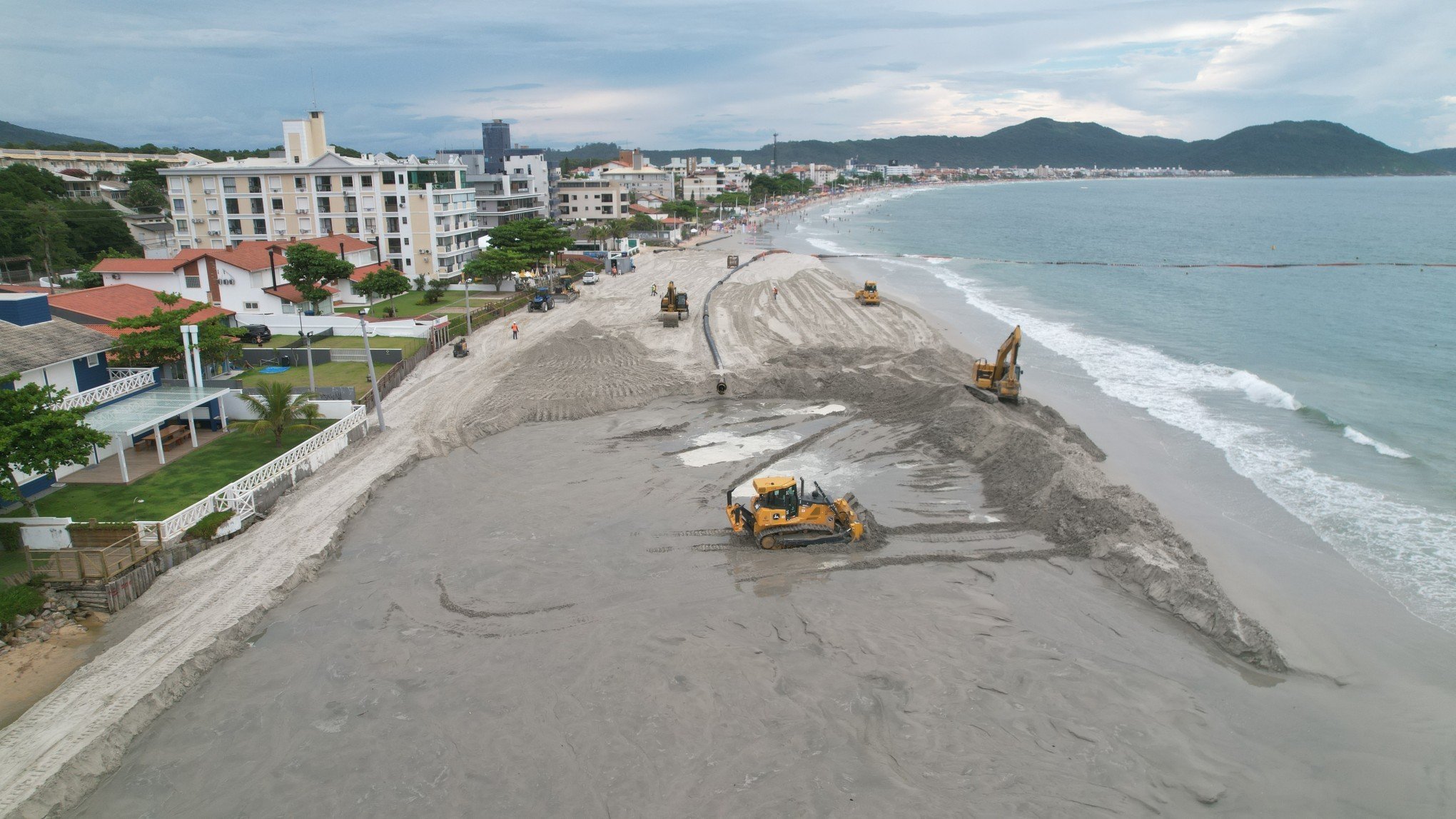 Praia de Florianópolis inicia obra para aumentar faixa de areia