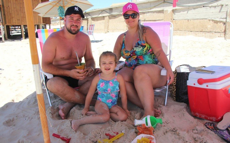 Eliseu, Lavínia e Laís na praia de Tramandaí