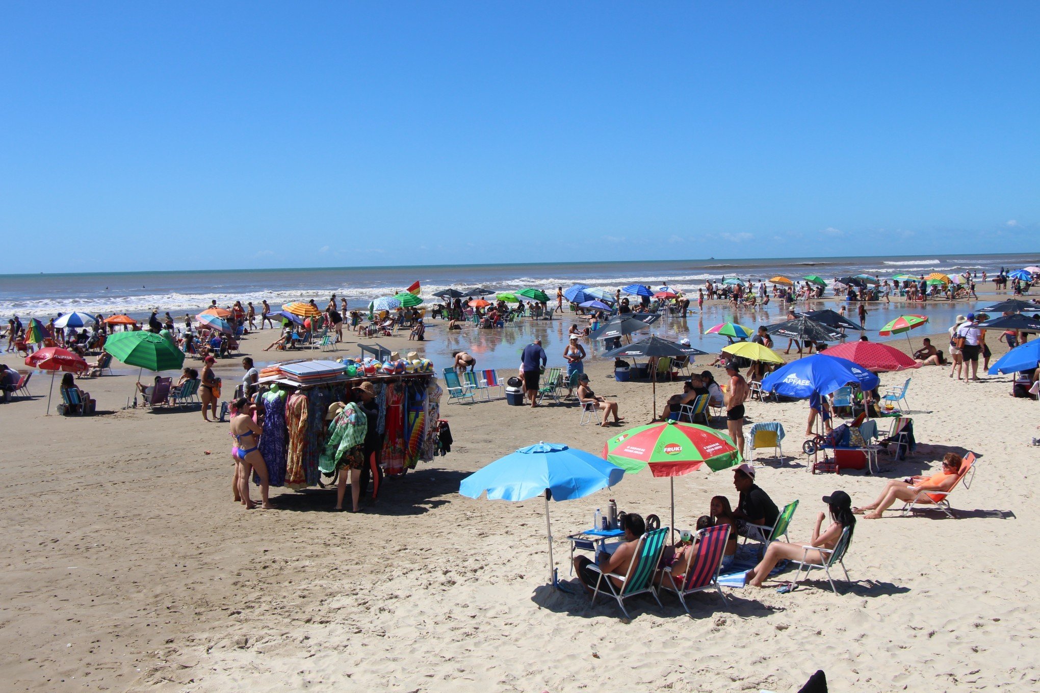 Domingo de sol leva famílias à beira-mar no litoral gaúcho após sábado de instabilidade