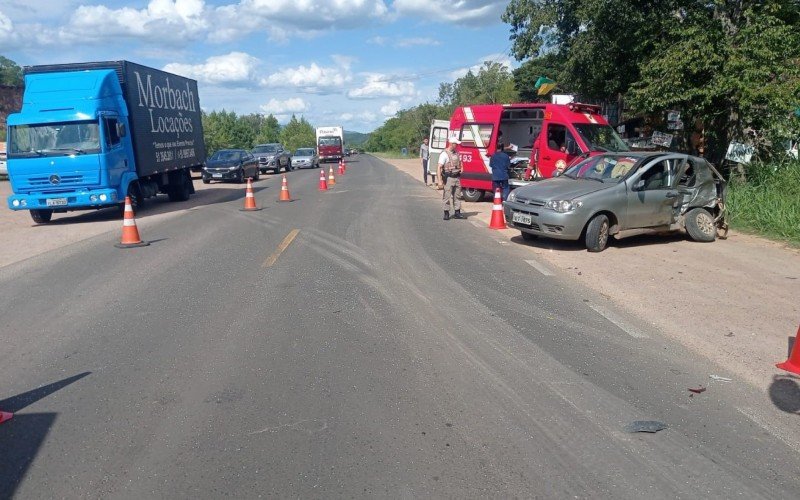 Idoso fica ferido em colisão lateral entre carros na RS-239 