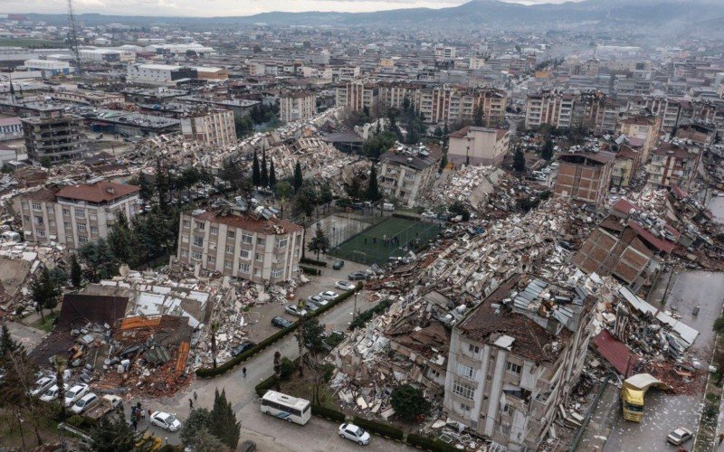 Sobe para 1,6 mil o número de vítimas de terremoto que atingiu a Turquia e a Síria