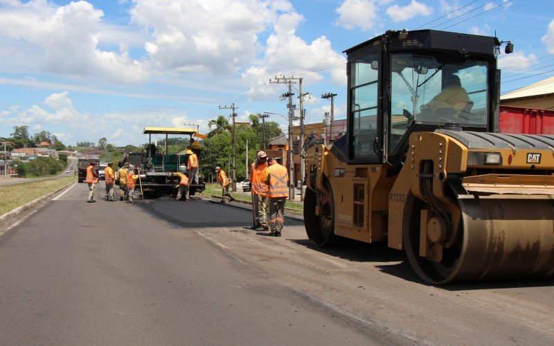 Obras de recapeamento asfáltico na RS-239