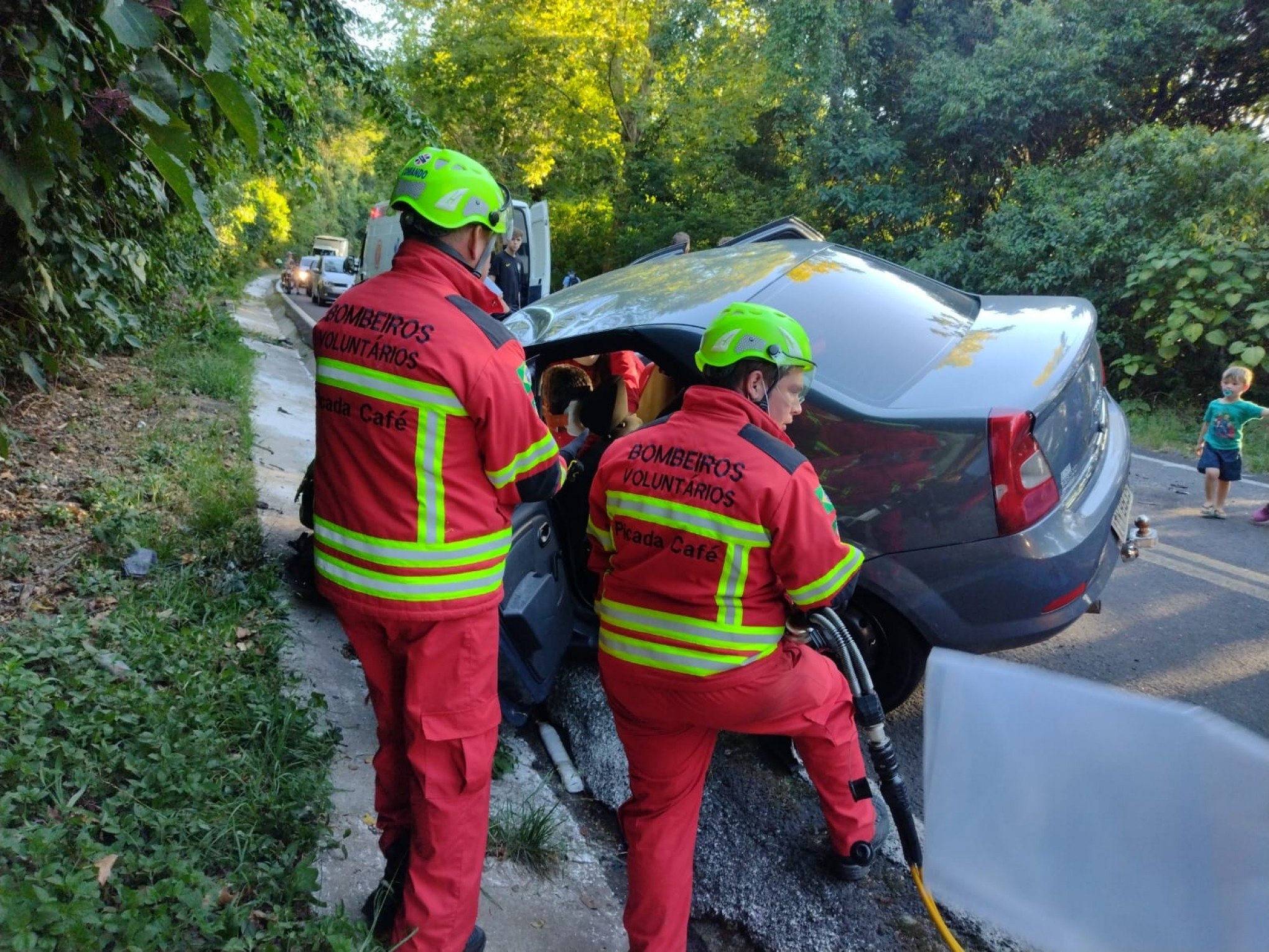 Acidente entre carro e caminhão deixa um homem em estado grave na BR-116