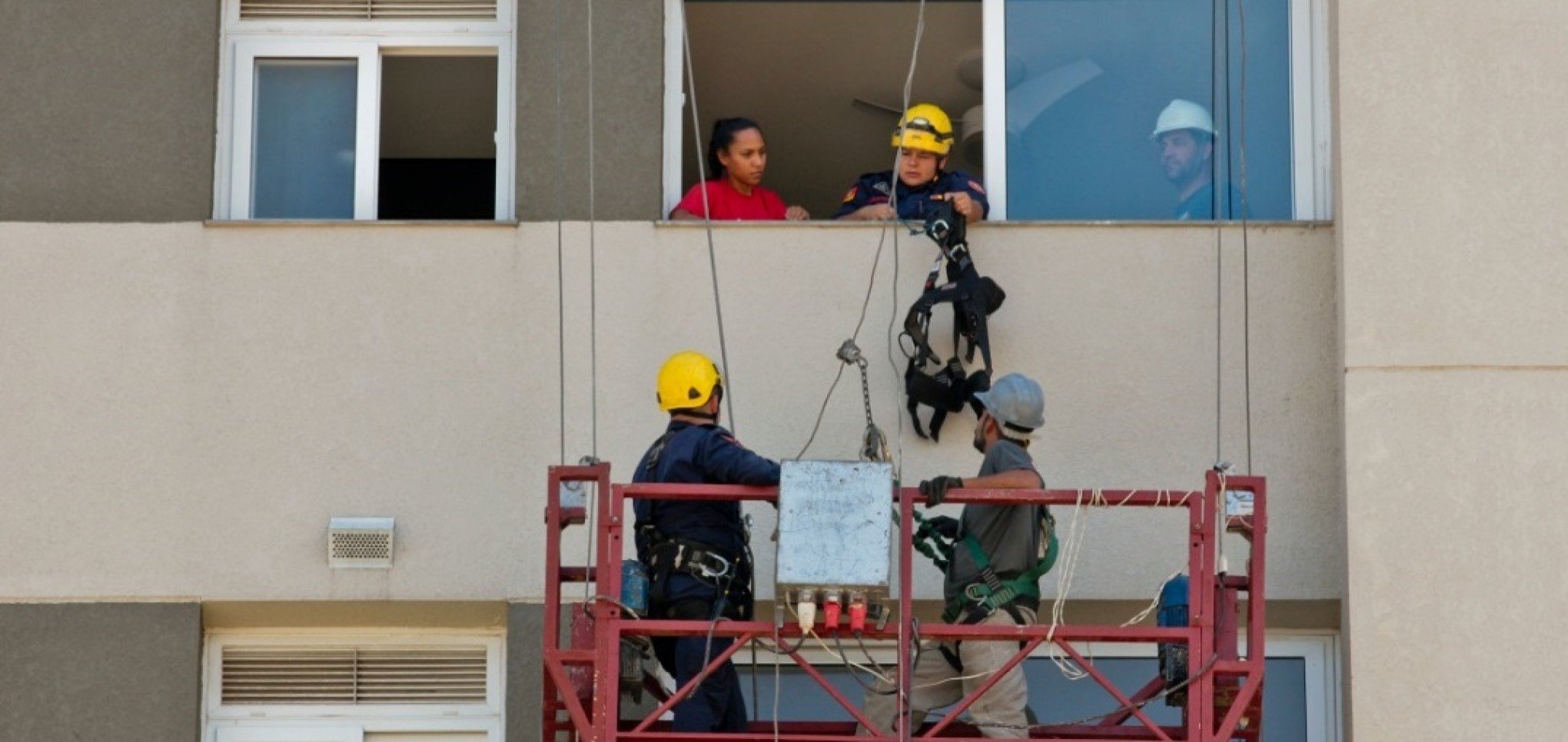 Corpo de Bombeiros resgata trabalhador preso em andaime, há 15 metros de altura, em Canoas