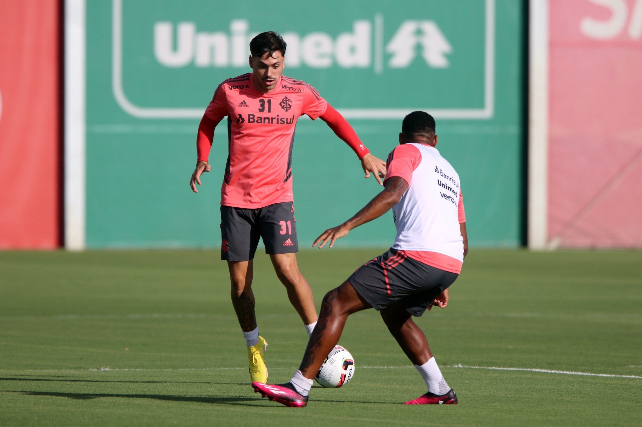 Mano Menezes tem apenas 10 jogadores disponíveis para treinamento