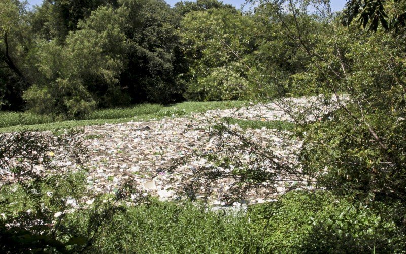 Lixo descartado irregularmente segue no Rio Gravataí