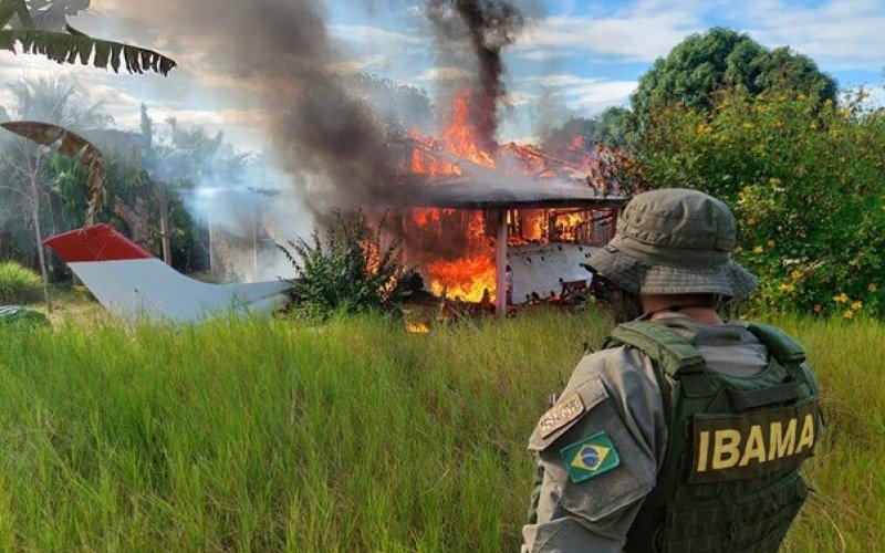 Ibama destrói avião, trator e apreende combustível no território Yanomami