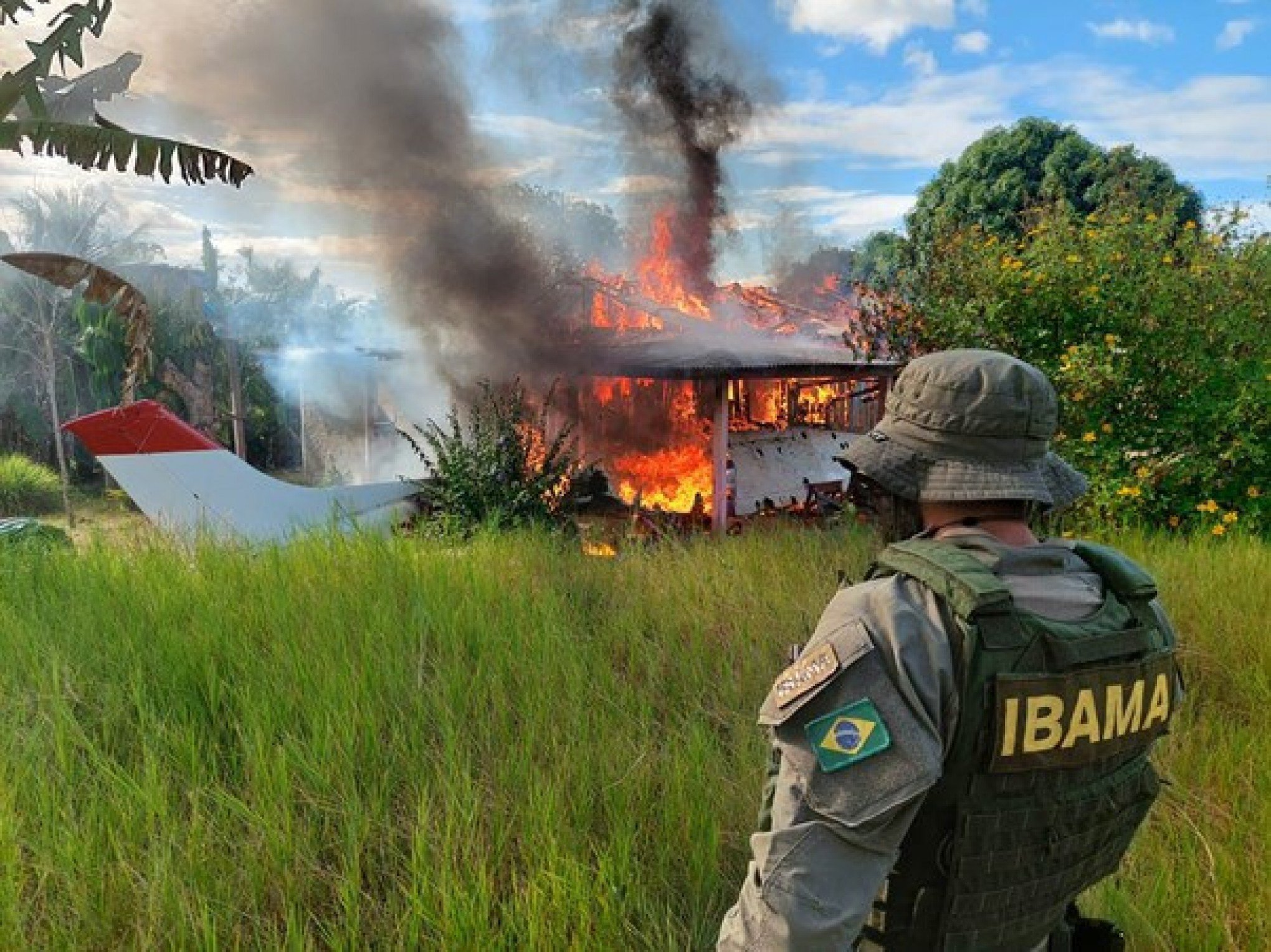 Ibama e Funai iniciam retomada do território Yanomami e destroem aeronaves