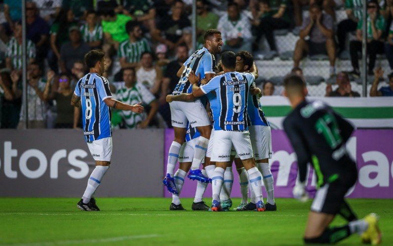 Grêmio passa sufoco no fim, mas vence Juventude por 3 a 2