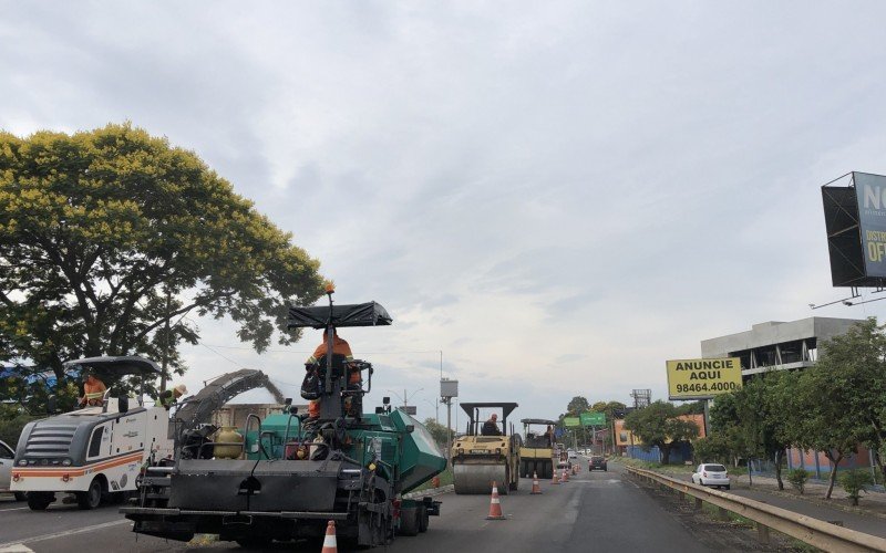 Obras deixam trânsito em meia pista na BR-116, em Novo Hamburgo