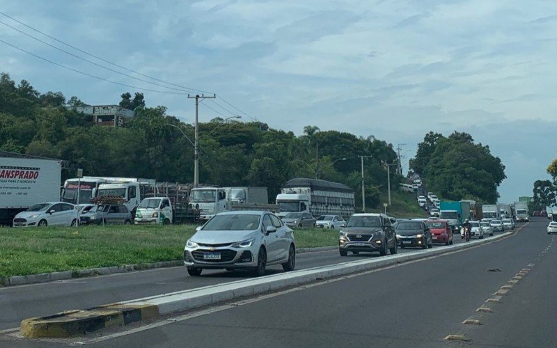 Reparos no asfalto da alça de acesso da RS-239 para a BR-116 afetam o trânsito nesta quinta-feira
