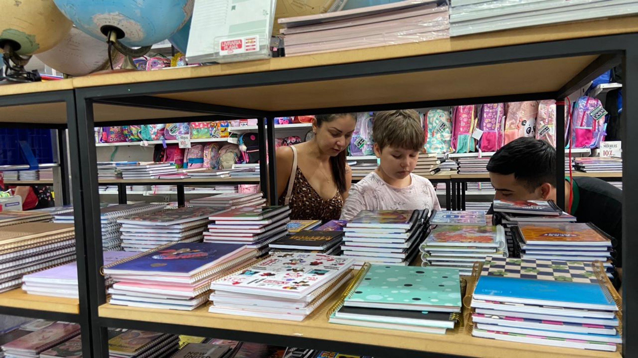 Compras de material movimentam o comércio em Novo Hamburgo a poucos dias do início do ano letivo