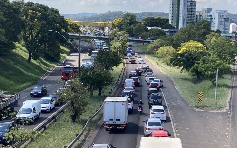 Trânsito lento na BR-116 exige paciência dos motoristas nesta sexta-feira