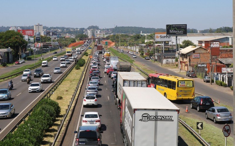No sentido interior-capital, houve estreitamento de pista para troca de poste no km 246, em São Leopoldo