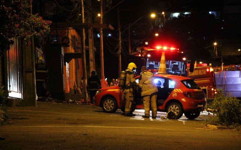 Com local isolado para evitar feridos, bombeiros trabalhavam no combate ao incÃªndio de grandes proporÃ§Ãµes