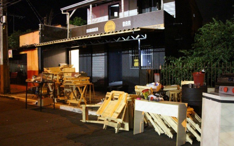 ProprietÃ¡rios de estabelecimento na Rua ChapecÃ³ teve de tirar todos os itens de seu interior para evitar perdas