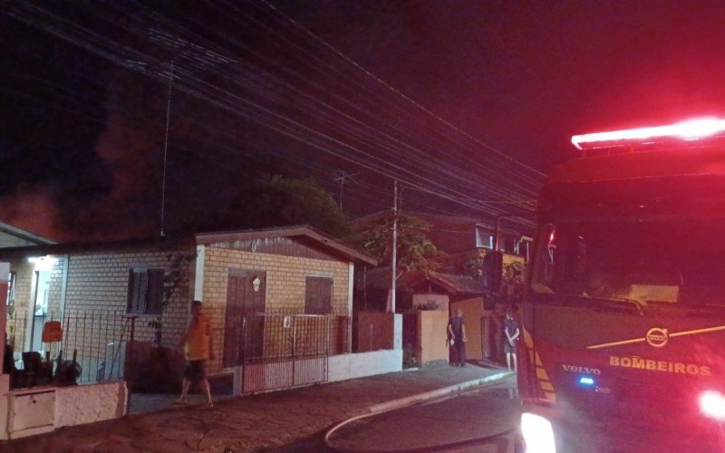 Bombeiros pedem que moradores próximos de incêndio se retirem de suas casas