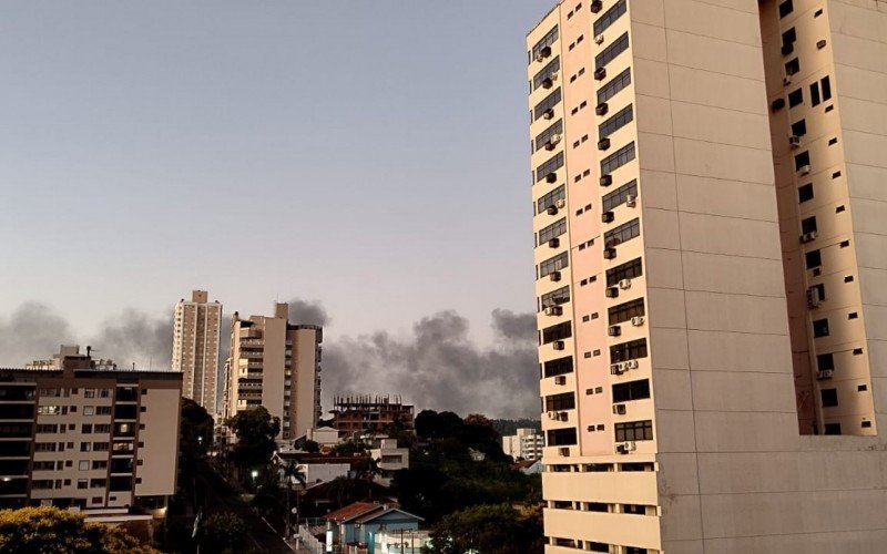 Fumaça também é vista por moradores da Pedro Adams, quase na esquina com a Nicolau Becker, em Novo Hamburgo