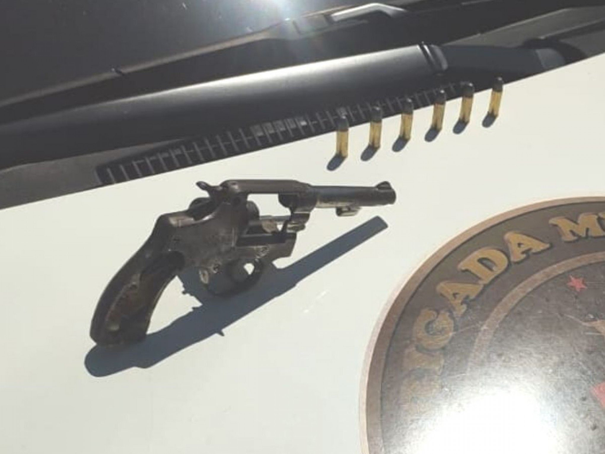 Revólver é encontrado no interior de carro roubado em Novo Hamburgo