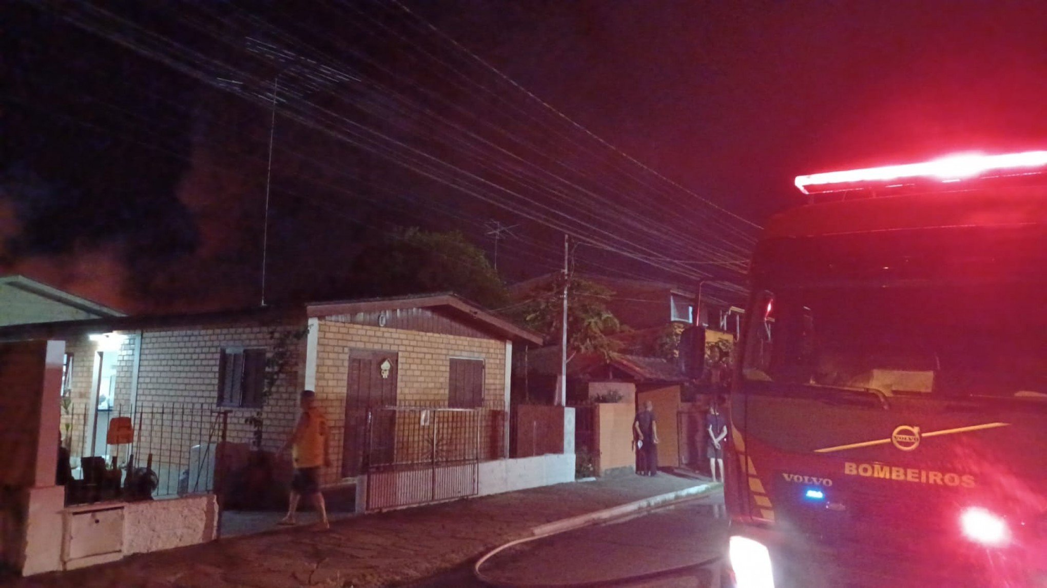 Bombeiros pedem que moradores se retirem de casas próximas ao incêndio em empresa na RS-239