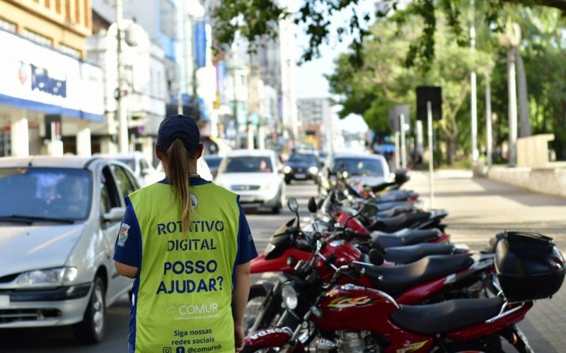 Agentes passam a usar coletes na cor verde-limão, ficando assim mais visíveis na área central