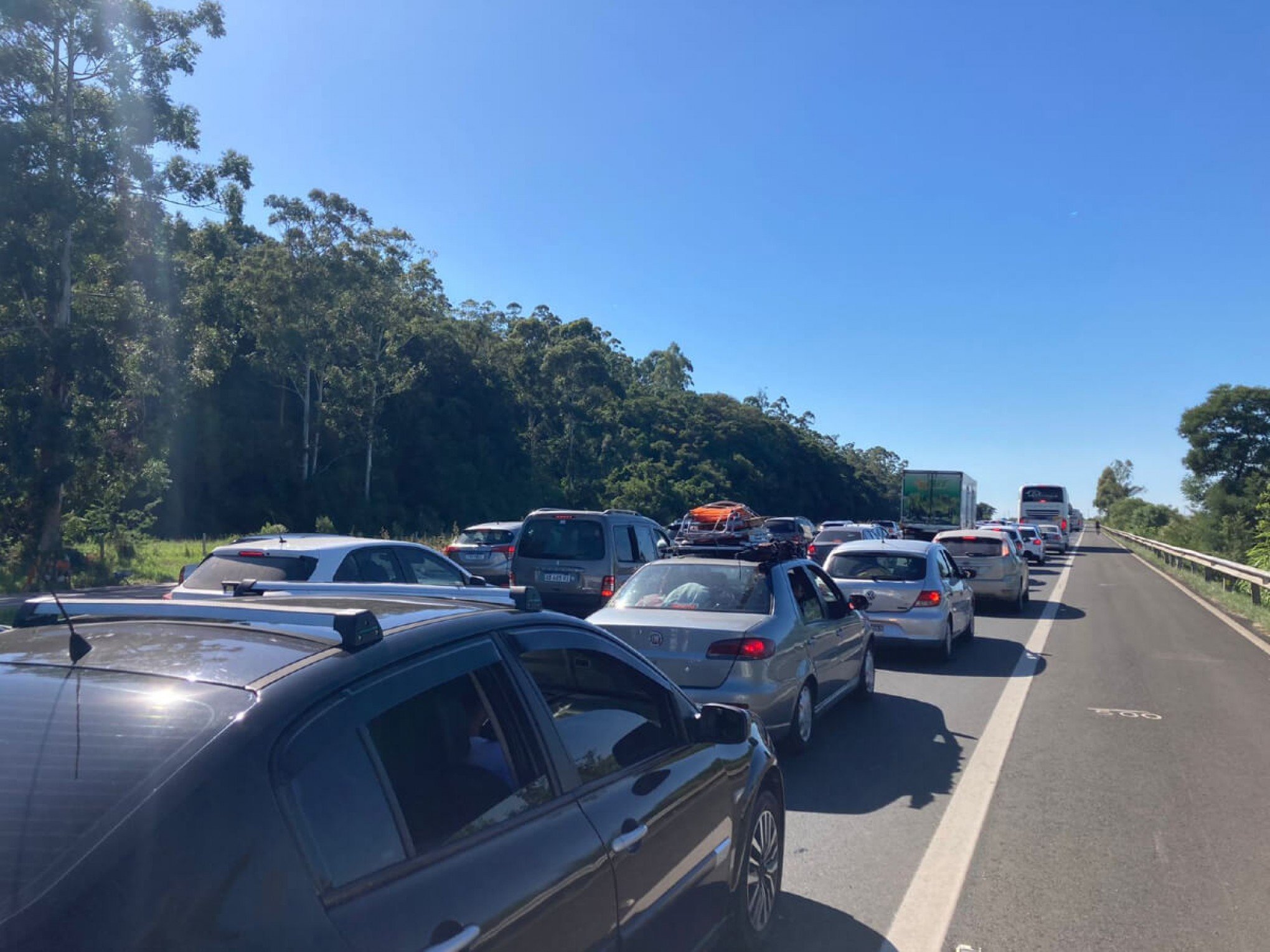 Motoristas ficam uma hora trancados na free way para retirada de caminhão após acidente