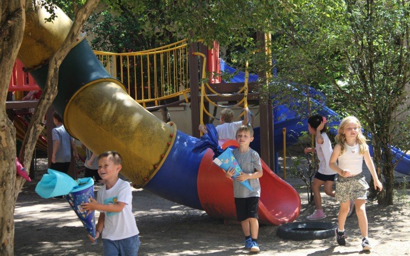 Crianças do 1º ano do Instituto Ivoti no primeiro dia de aula