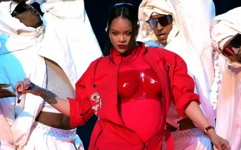Rihanna e A$AP Rocky divulgam fotos com o filho recém-nascido e cantora esclarece sexo do bebê; VEJA