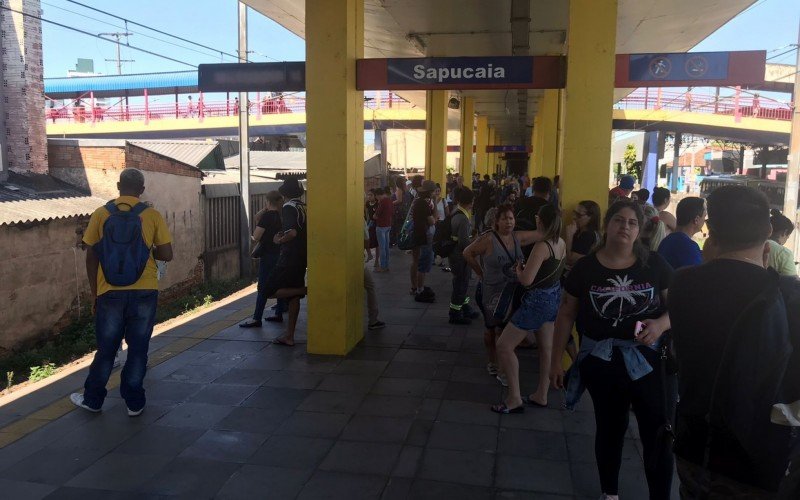 Passageiros precisaram trocar de trem na Estação Sapucaia na manhã desta segunda-feira