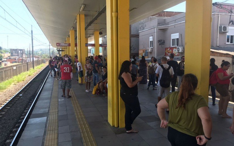 Passageiros precisaram trocar de trem na Estação Sapucaia na manhã desta segunda-feira