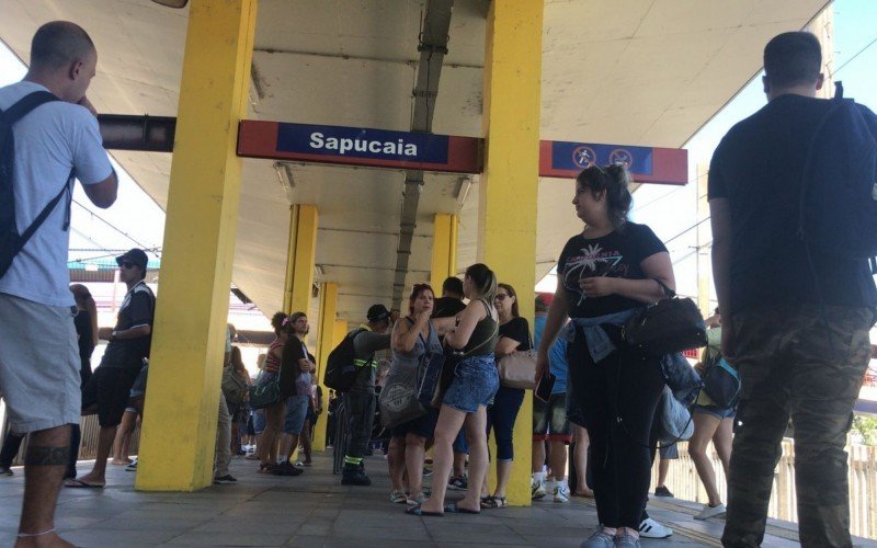 Passageiros precisaram trocar de trem na Estação Sapucaia na manhã desta segunda-feira