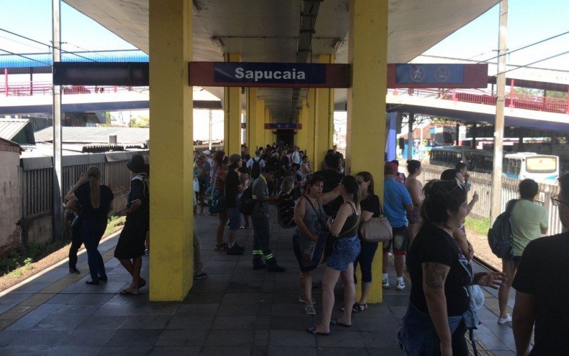 Passageiros precisaram trocar de trem na Estação Sapucaia na manhã desta segunda-feira
