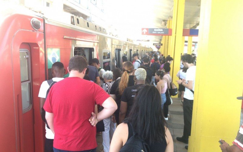 Passageiros precisaram trocar de trem na Estação Sapucaia na manhã desta segunda-feira