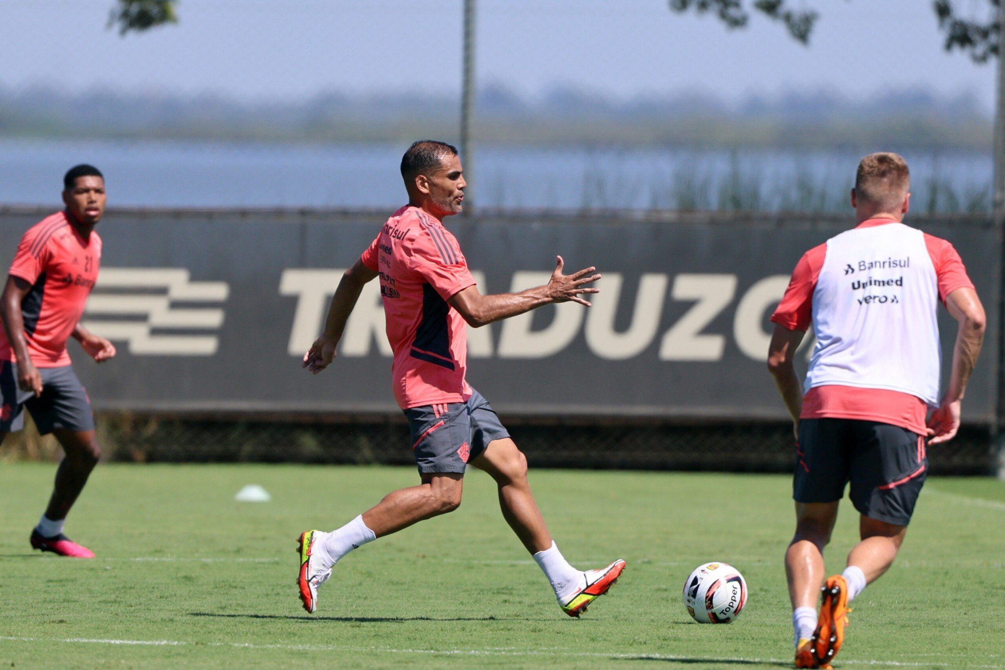 Inter se prepara para enfrentar o São José e presidente vai em busca de reforços