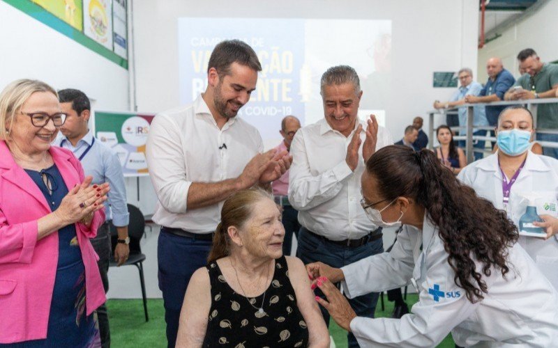 Ignes Simonaio, de 87 anos, foi a primeira a receber a vacina bivalente no RS