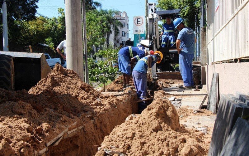 Redes de água são substituídas para diminuir vazamentos em bairros de Novo Hamburgo