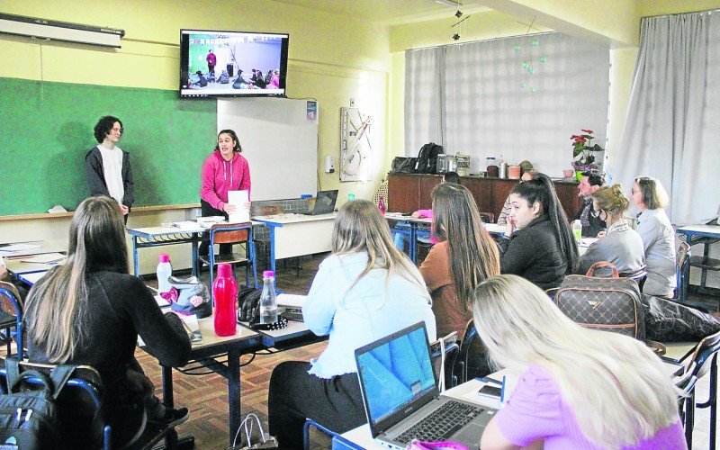 Professoras da educação infantil apresentam trabalho no Instituto Ivoti