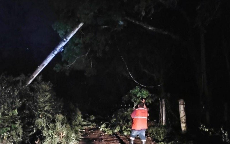 Em Taquara, pelo menos dois postes caíram após a virada do tempo nesta terça-feira