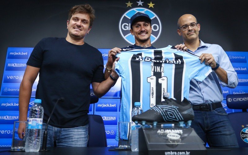 Vina é apresentado e recebe a camisa de número 11