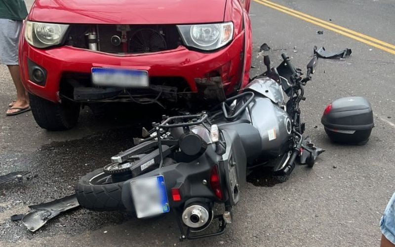 Colisão entre carro e moto aconteceu na manhã de quarta-feira no Centro de Campo Bom