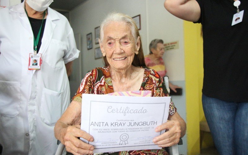 Idosa de 102 anos é a primeira a receber a vacina bivalente em Novo Hamburgo