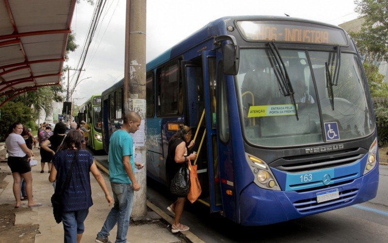 Ônibus circulam com tabela de horários convencional