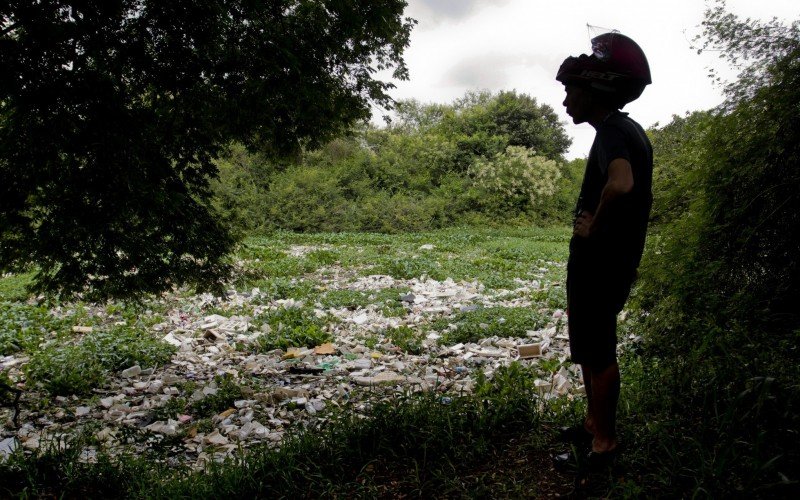 Cenário de poluição impressiona frequentadores de área em Cachoeirinha