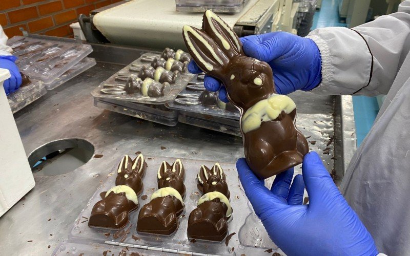 Produção de ovos e coelhos de chocolate para Páscoa em Gramado