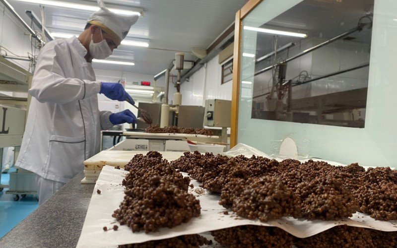Produção de ovos e coelhos de chocolate para Páscoa em Gramado