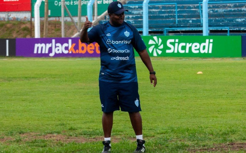 Edinho Rosa monta equipe para enfrentar o Caxias nesta quinta-feira