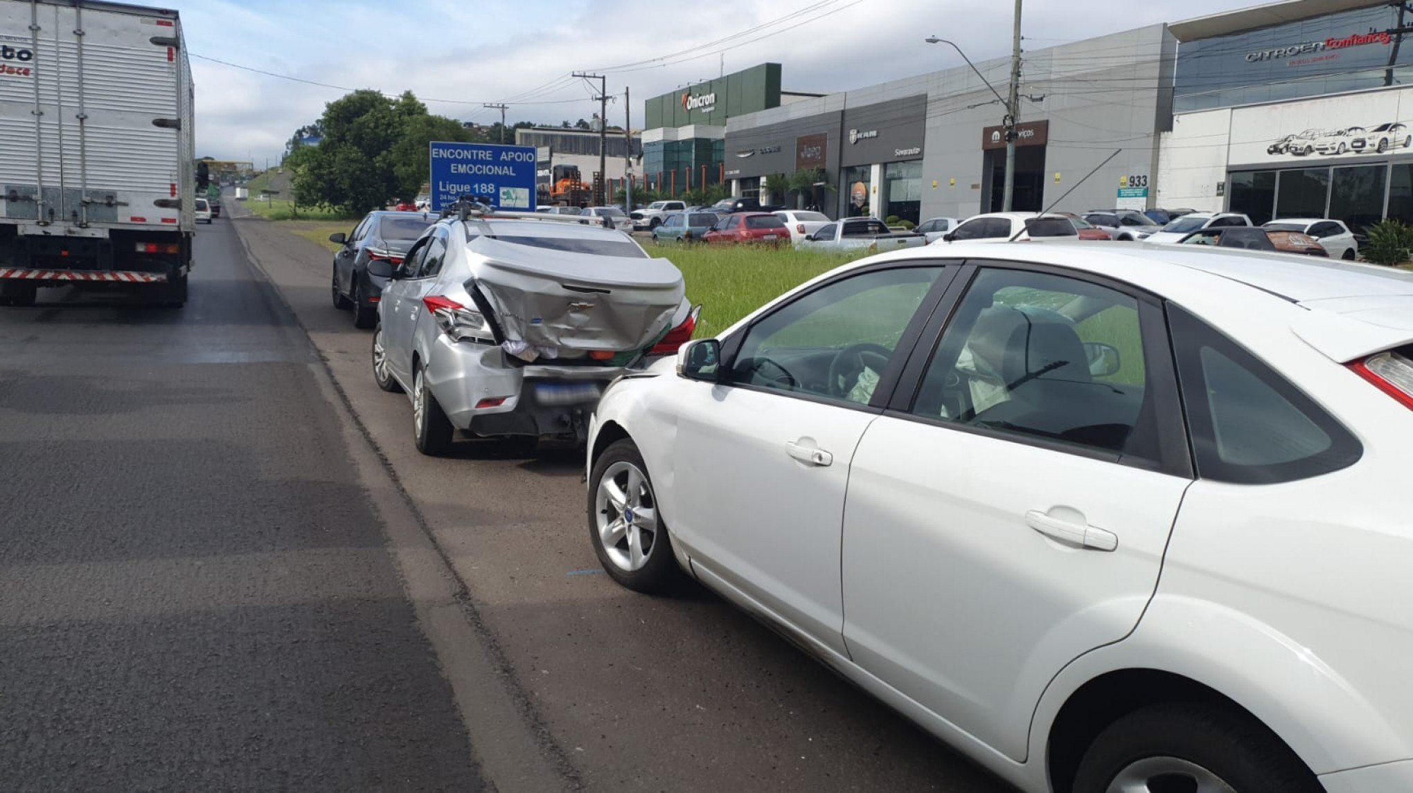 Engavetamento com três carros é registrado na BR-116, em Novo Hamburgo