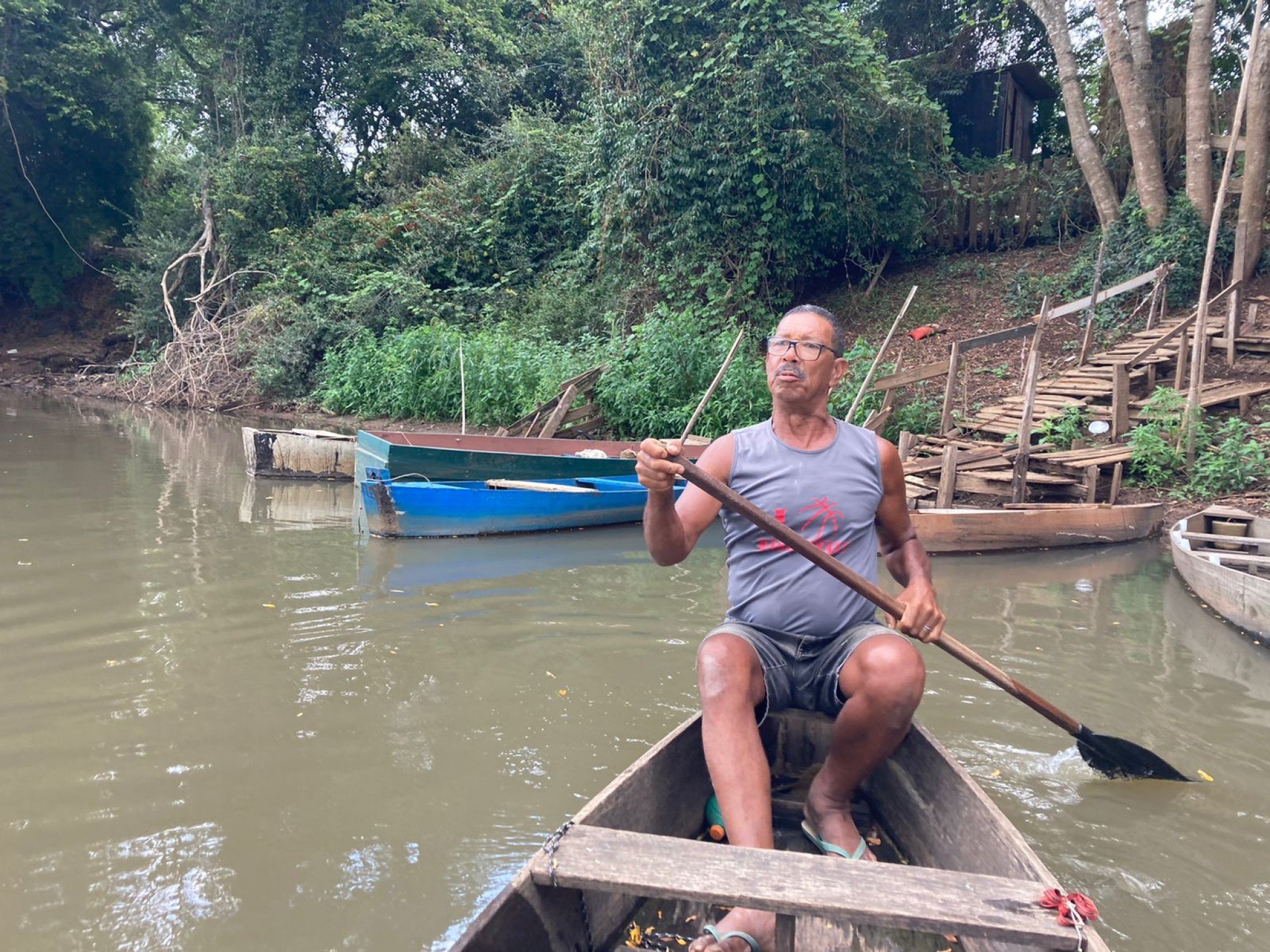 Celso Renato Gomes, 68, diariamente pesca no Sinos e se assustou com número de peixes mortos no trecho onde costuma pescar | abc+